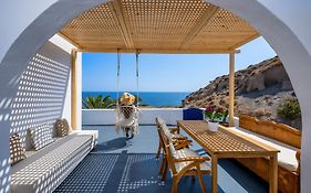 Peaceful Seafront Retreat In Santorini -Sonus Mare Beach Houses
